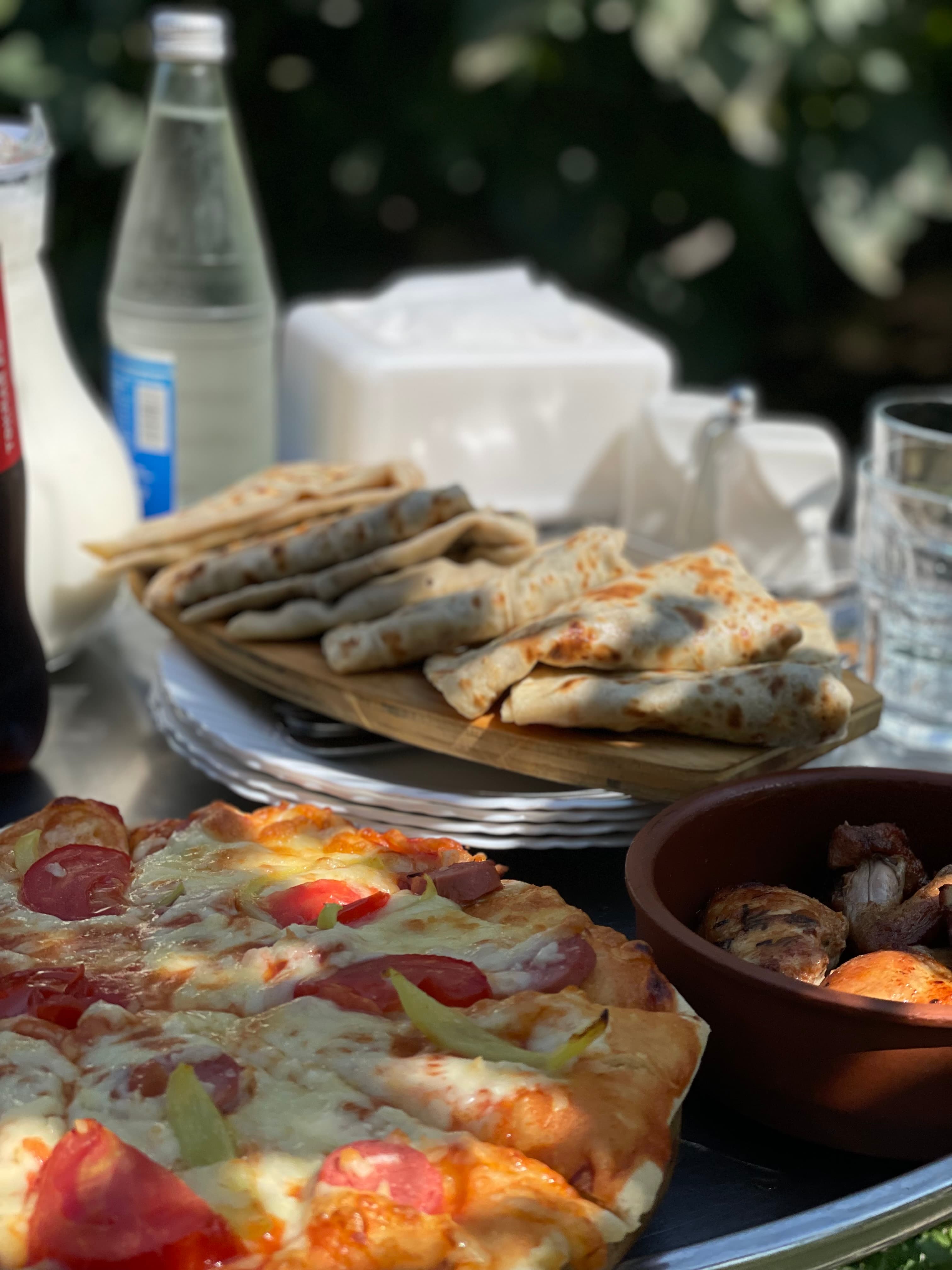 Avar plovu yanında ayran, taze göyərti, ev çörəyi süfrəsi